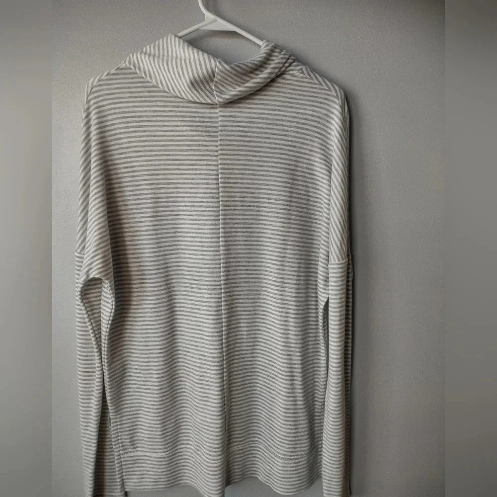 Charlotte Russe Sport oversized cowl neck long sleeve size S - Picture 2 of 3
